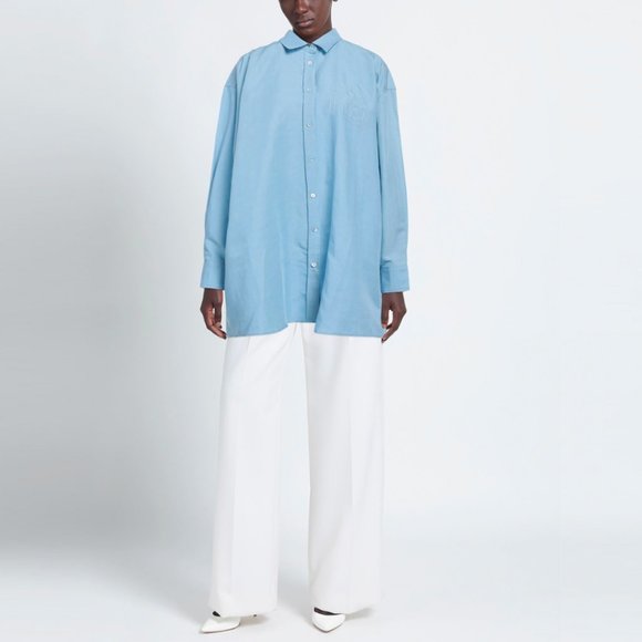 TOTÊME Oversized Tencel™ Lyocell + Linen-Blend Chambray Shirt With Chest Logo - Picture 3 of 16